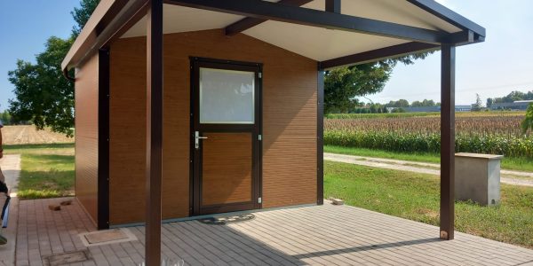 Casetta-pannello-tinta-legno-con-tettoia