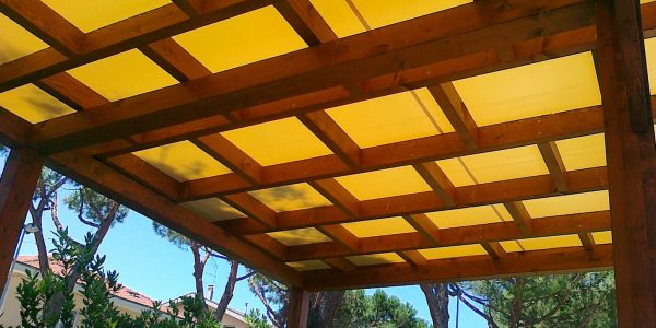 Pergolato-con-copertura-in-pvc-ombreggiante