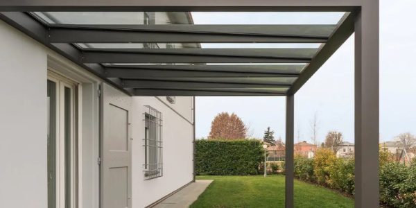 Struttura-alluminio-copertura-policarbonato-addossata